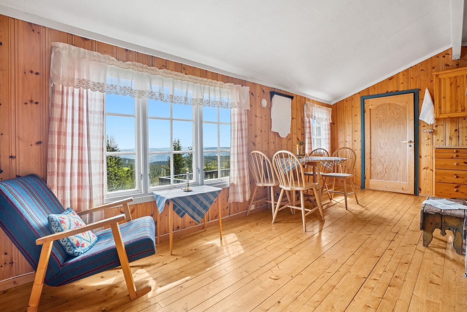 Stuen gir rom for både sofagruppe med tilhørende møblement, godstolen og spisestue. Galleribilde