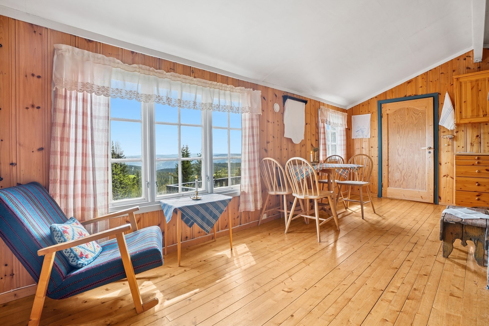 Stuen har flere og gode vindusflater som gir rommet rikelig med naturlig lys. Galleribilde