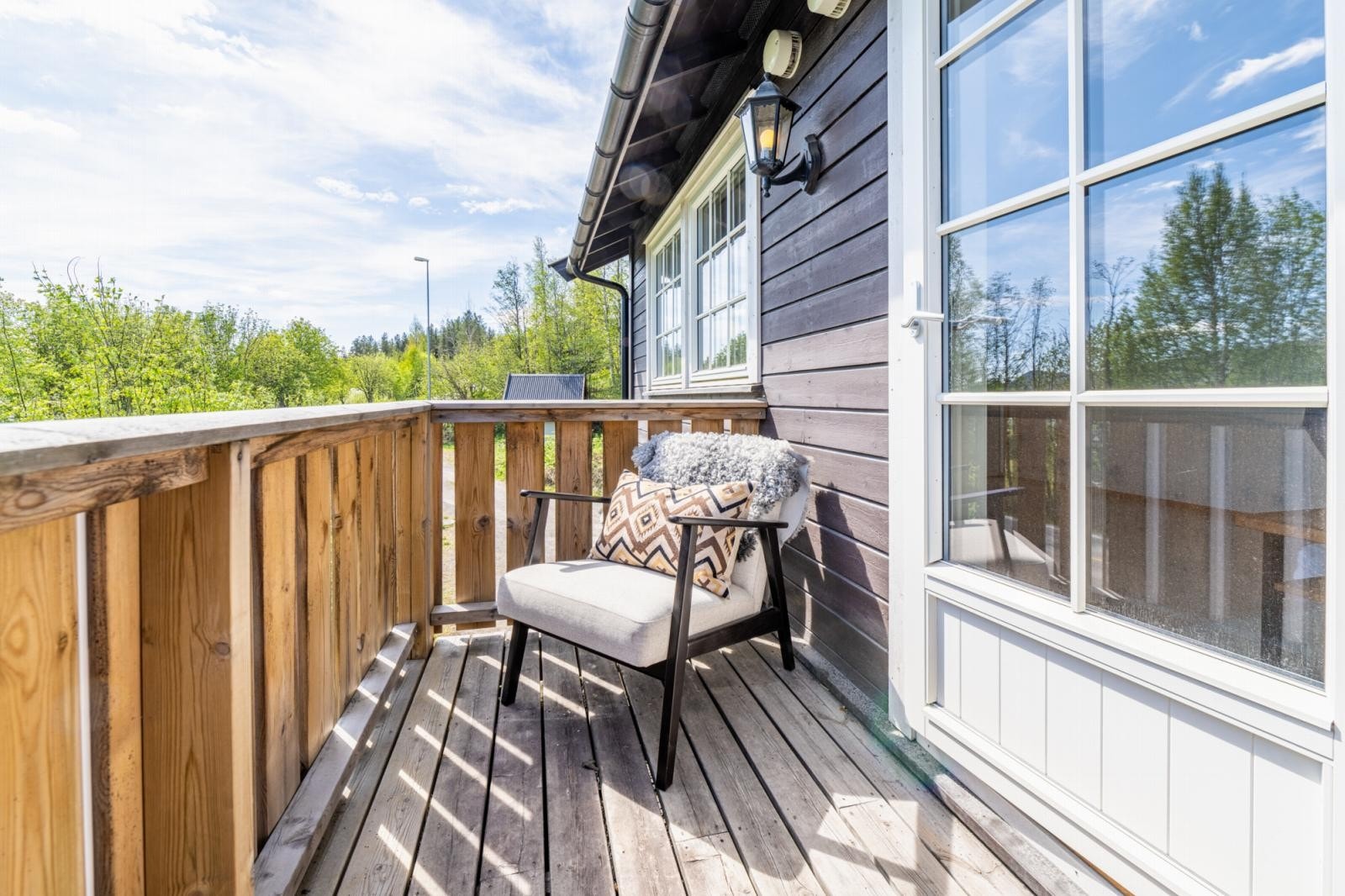 Terrasse med morgensol - perfekt for å nyte morgenkaffen Galleribilde