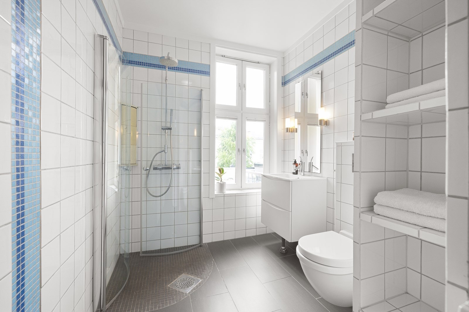 Stort og lyst bad med god plass til oppbevaring og behagelig gulvvarme. Galleribilde