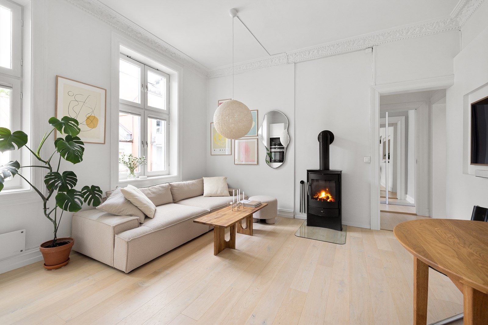 Innbydende og åpen stue med godt lysinnslipp og lyse overflater. Galleribilde