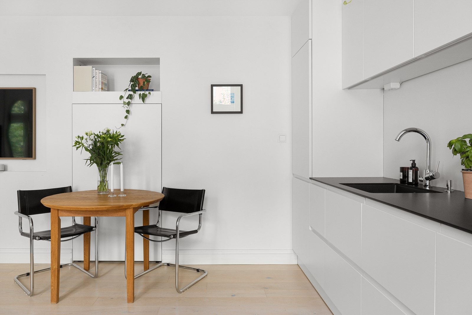 I tilknytning til kjøkkenet kan det innredes med en trivelig spisegruppe. Galleribilde