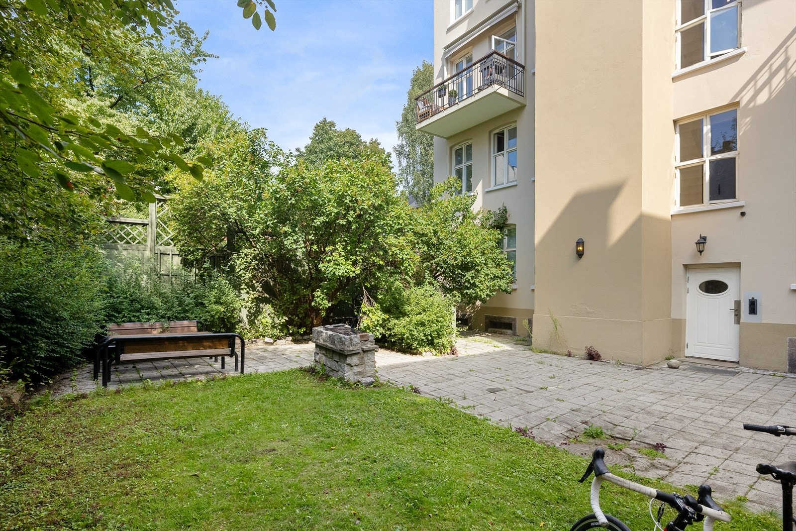 Bygården har en flott beliggenhet i indre gård , med en pen bakgård med ulik beplantning og sykkelparkering. Balkongen vender mot bakgården. Galleribilde