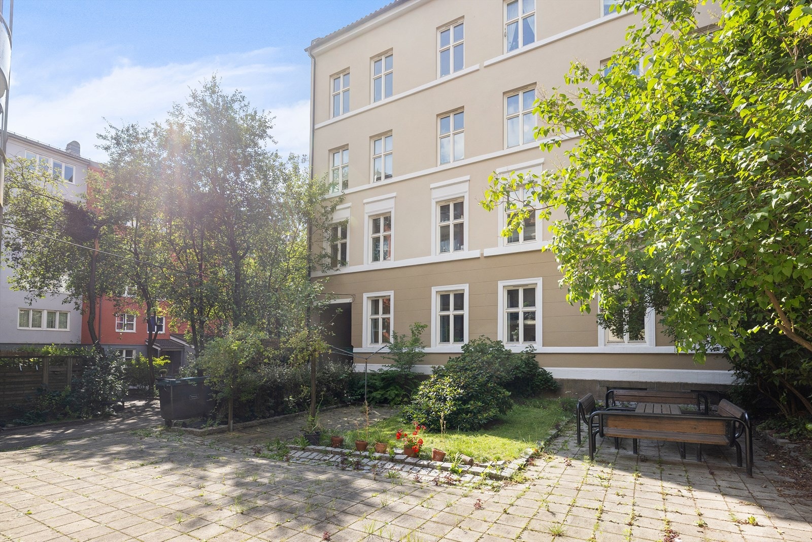 Bygget har pen og velholdt fasade, som ble omfattende rehabilitert i 2016. Galleribilde