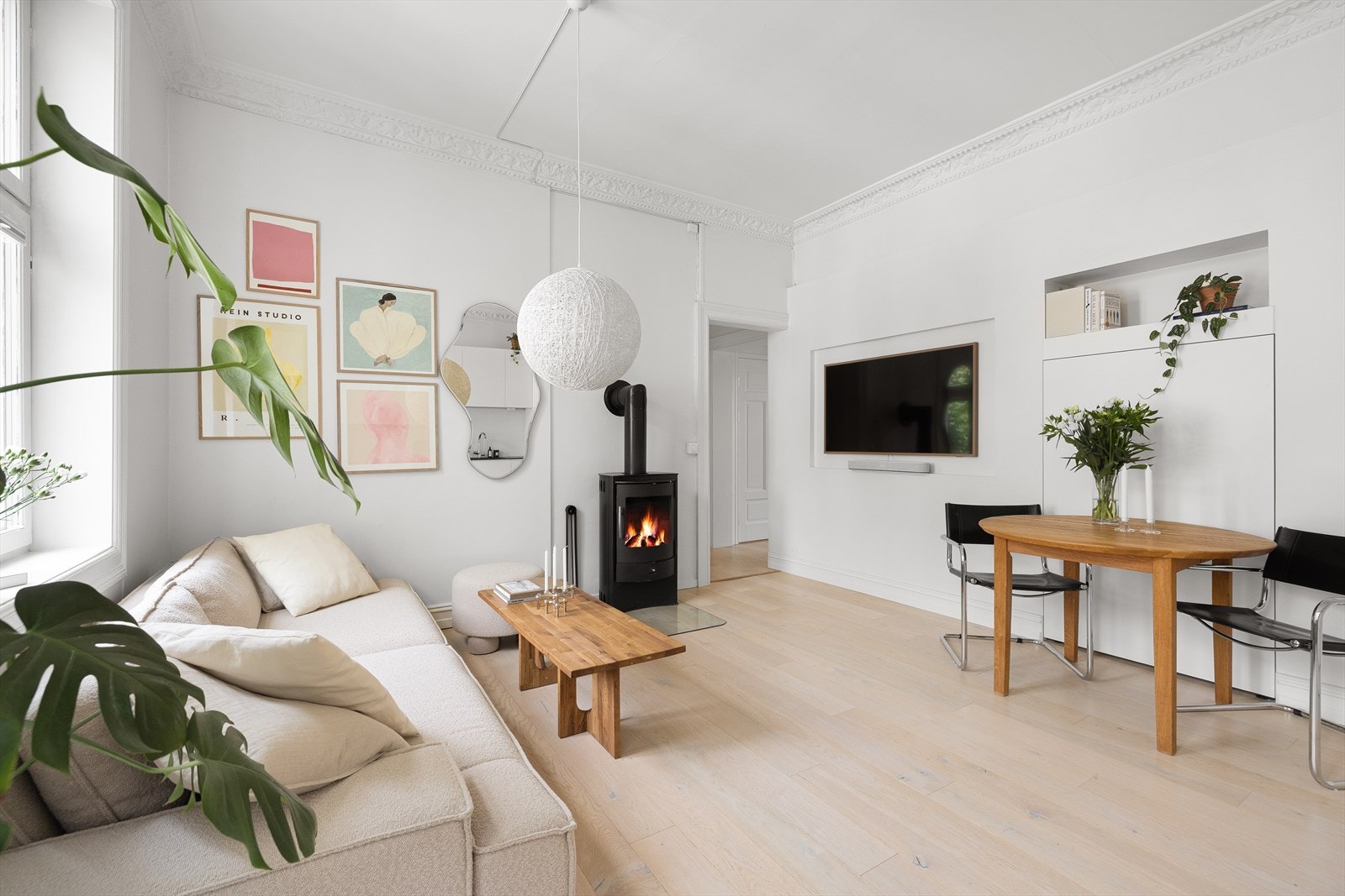 I stuen er det god plass til å innrede med en romslig sofagruppe med tilhørende TV-løsning innfelt i veggen. Galleribilde