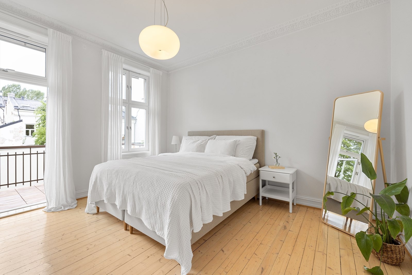 Stort og luftig hovedsoverom med god garderobeløsning og plass til dobbeltseng med tilhørende møblement. Galleribilde