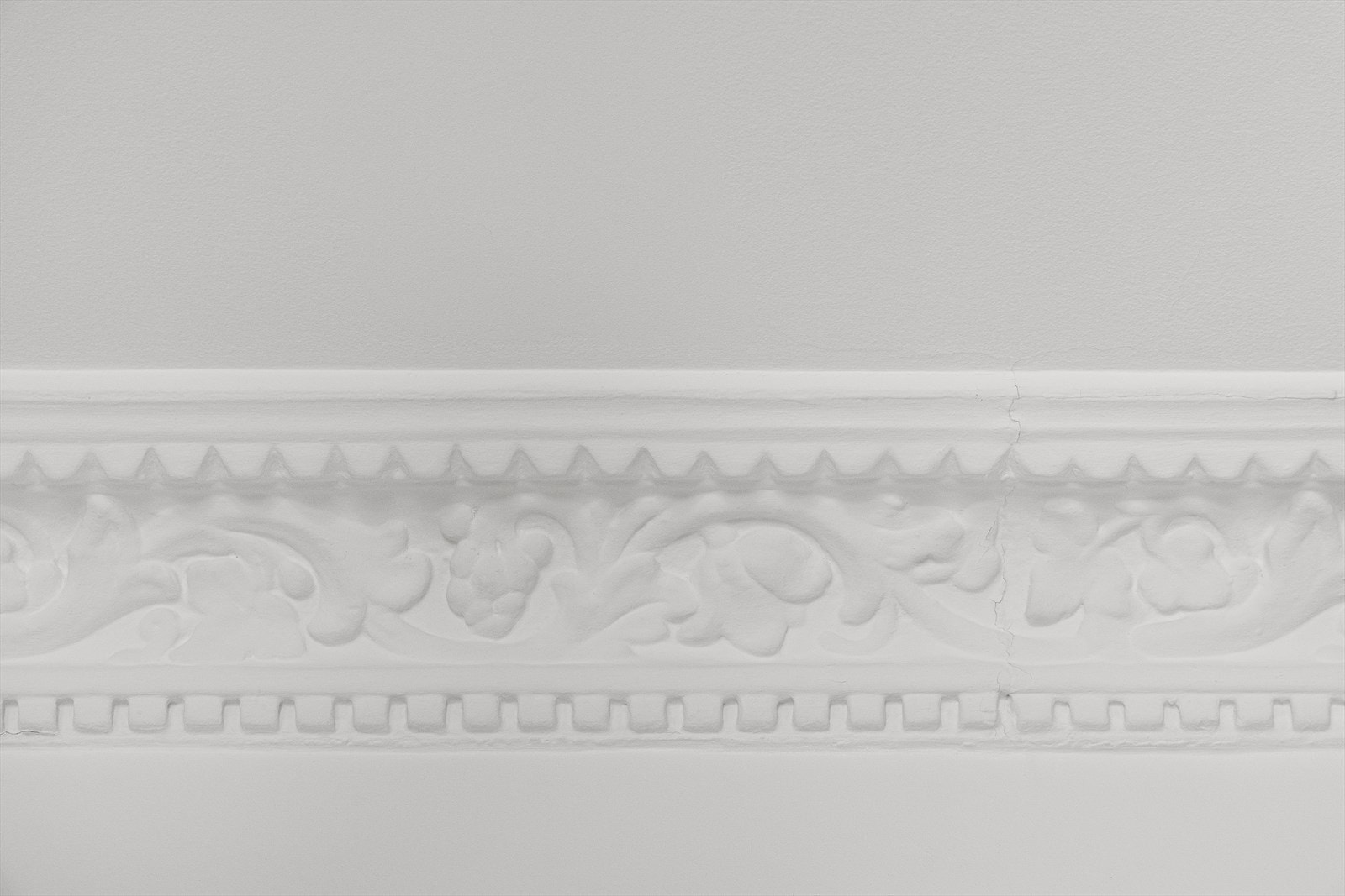 Leiligheten er fylt av klassiske detaljer som denne vakre stukkaturen. Galleribilde