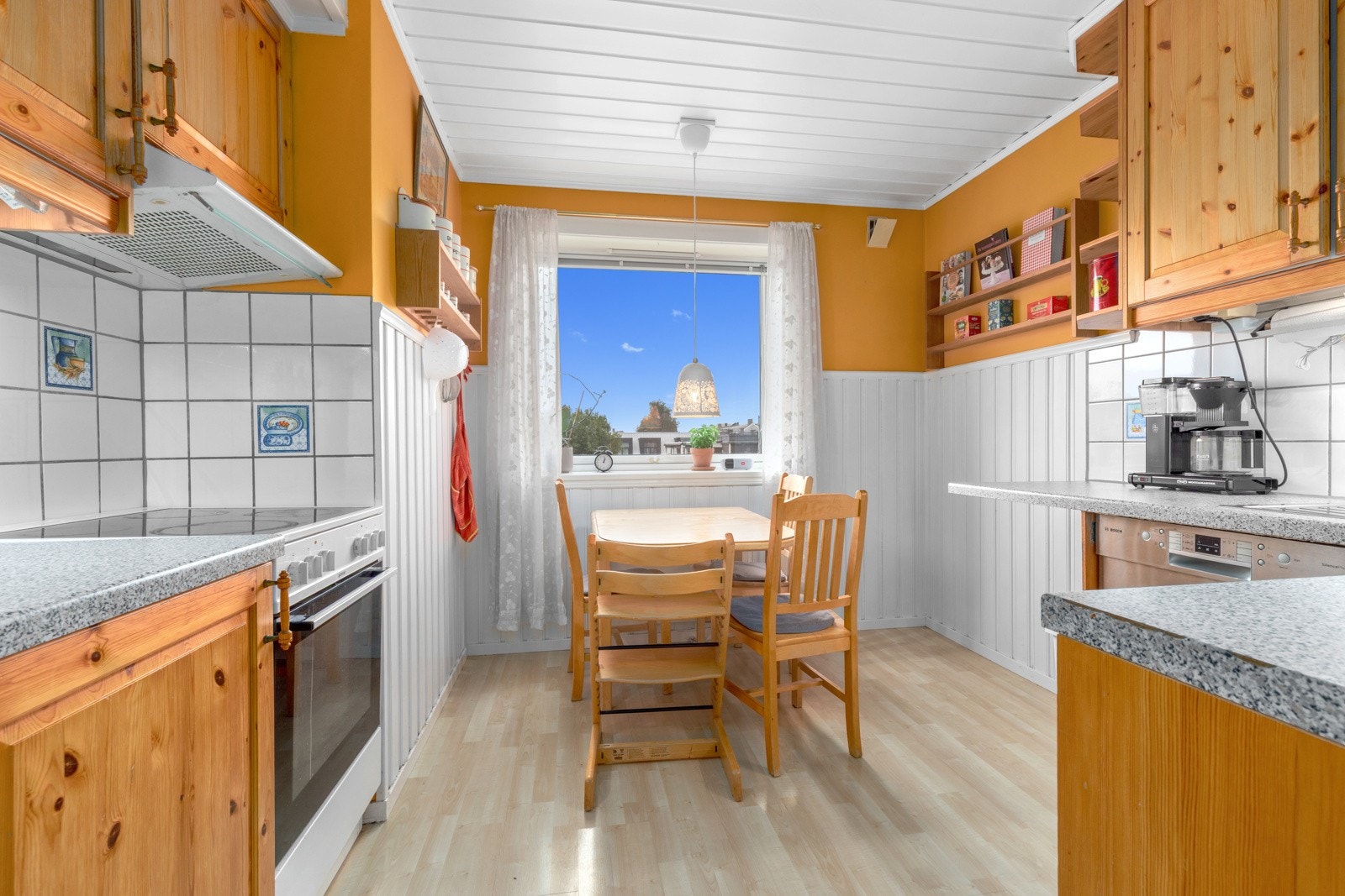 Kjøkkenet har en praktisk og dørfri adkomst fra gangen. Galleribilde