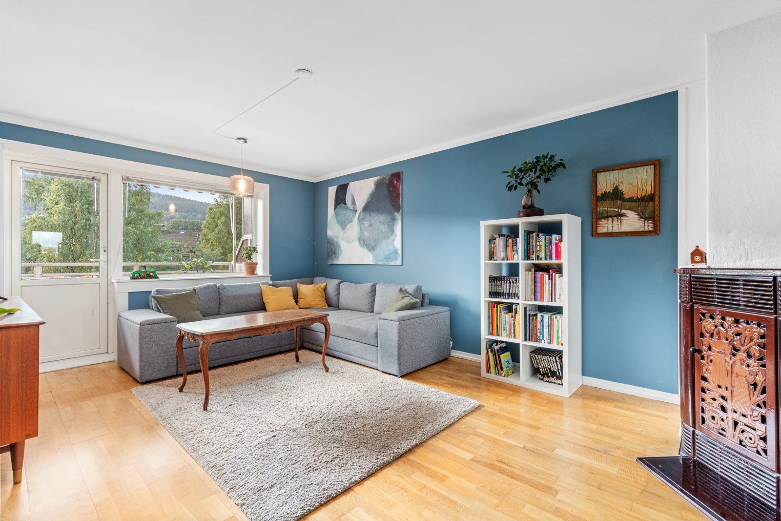 Stuen er utstyrt med peis. Dette sikrer et godt inneklima hele året. Galleribilde