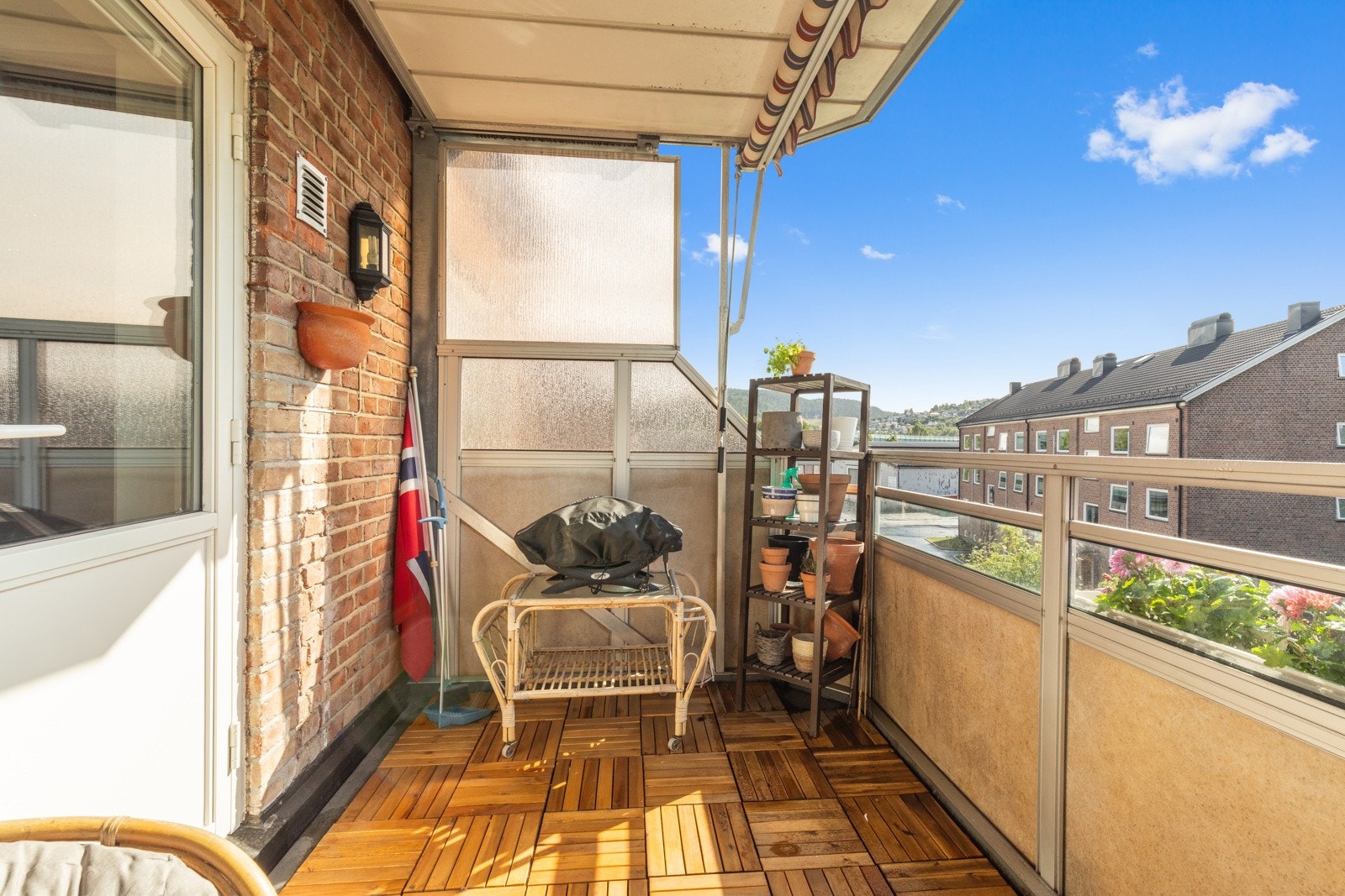 Balkongen ligger inn mot felles lekeplass. Galleribilde