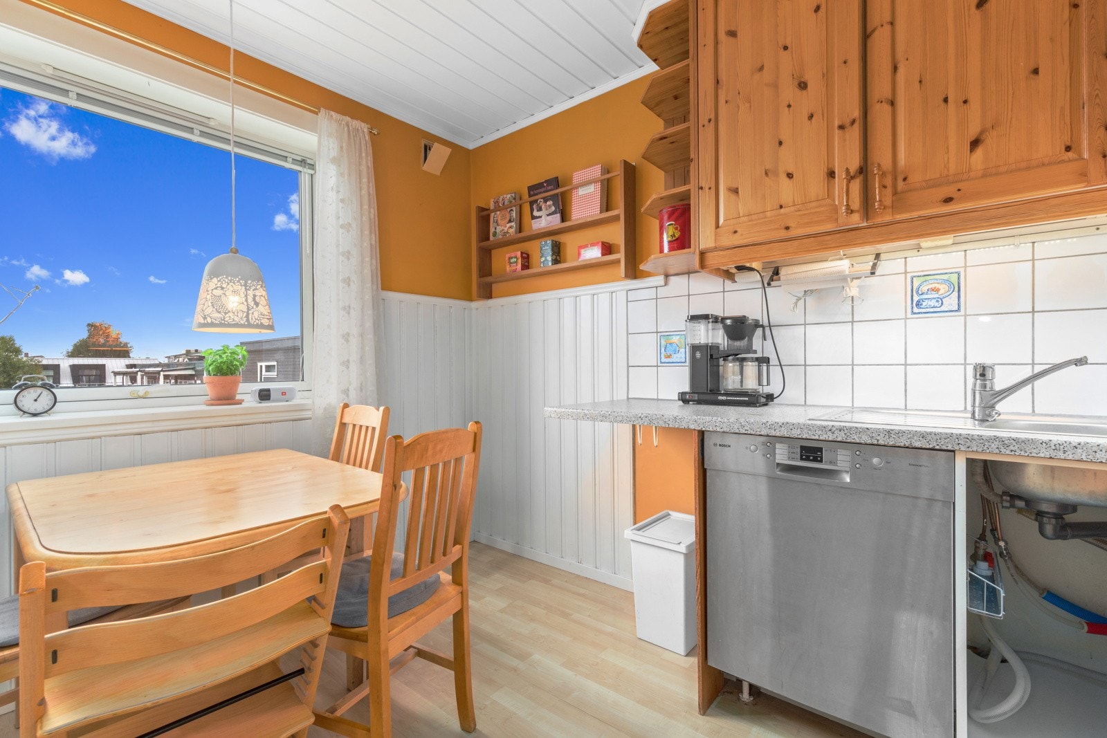 På kjøkkenet er det plass til en spisegruppe. Galleribilde