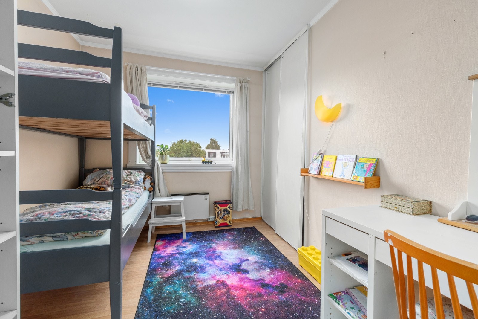 Boligens andre soverom er malt i behagelige farger. Galleribilde