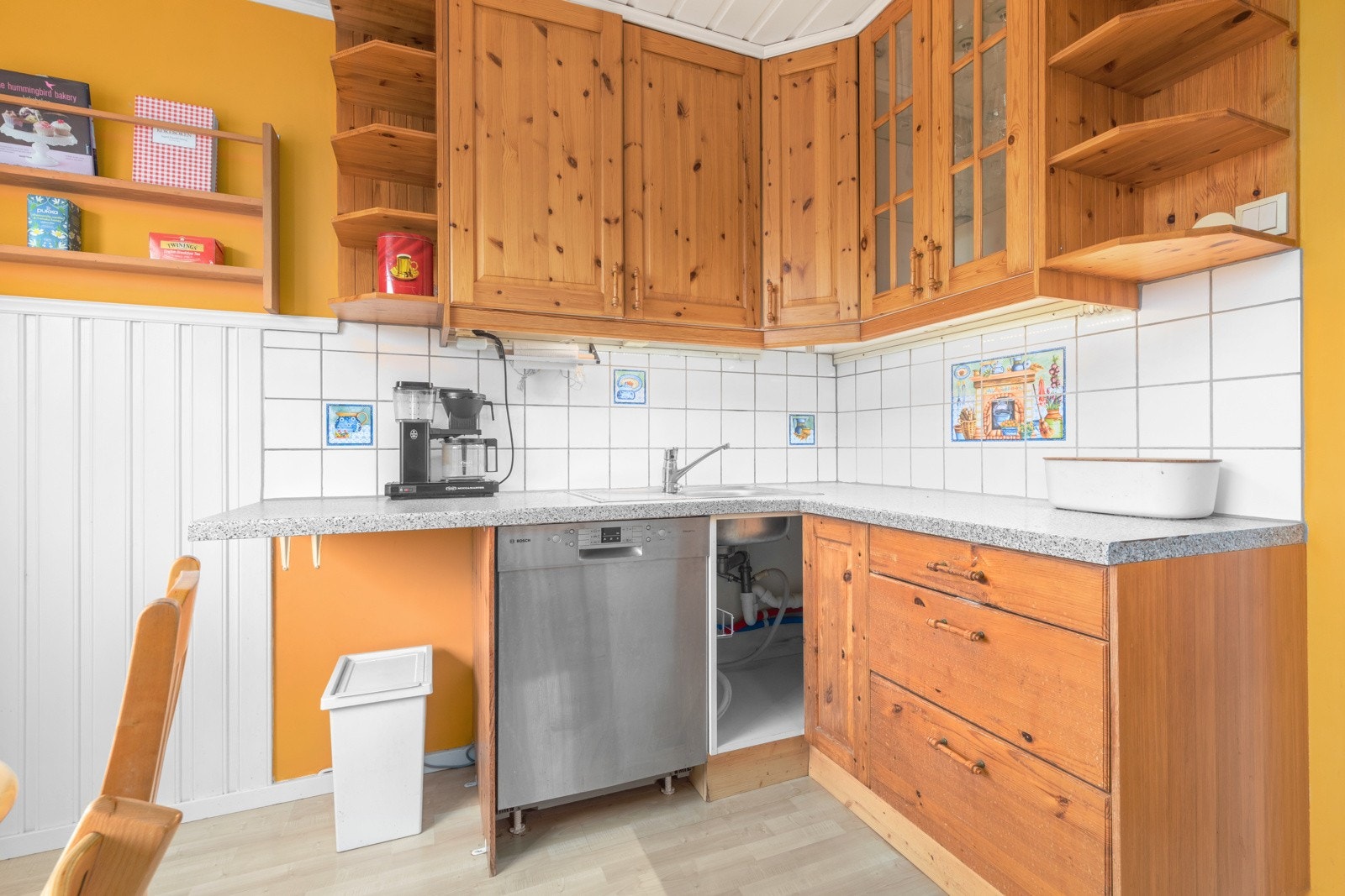 Kjøkkenet er lyst og kan by på godt med benk og skapplass. Galleribilde