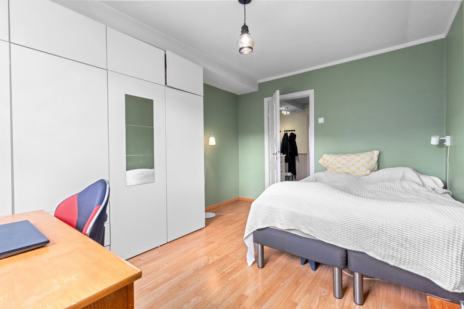 Rommet har god plass til dobbeltseng, nattbord og tilhørende møblement. Galleribilde