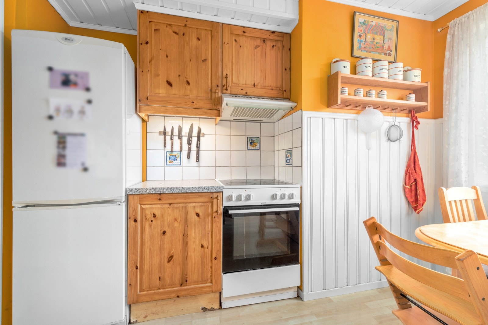 Kjøkkeninredningen er med profilert utførelse. Galleribilde