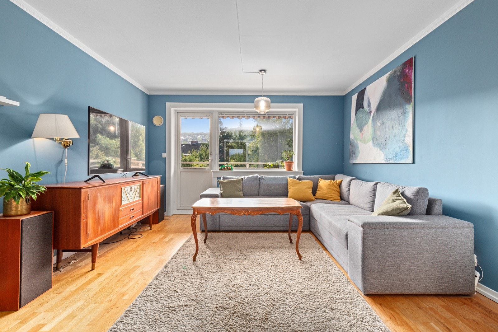 Fra stuen er det adkomst til boligens overbygde balkong på ca 8kvm. Galleribilde