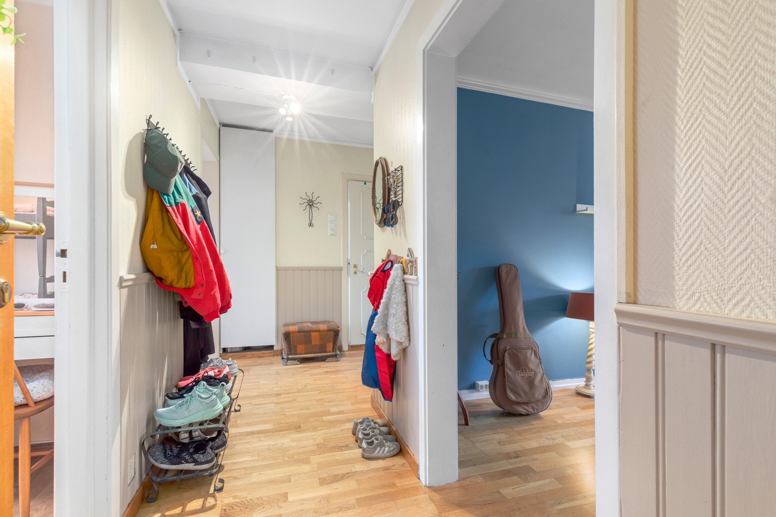 Leilighetens dørfrie løsninger gir den en gjennomtenkt planløsning. Galleribilde