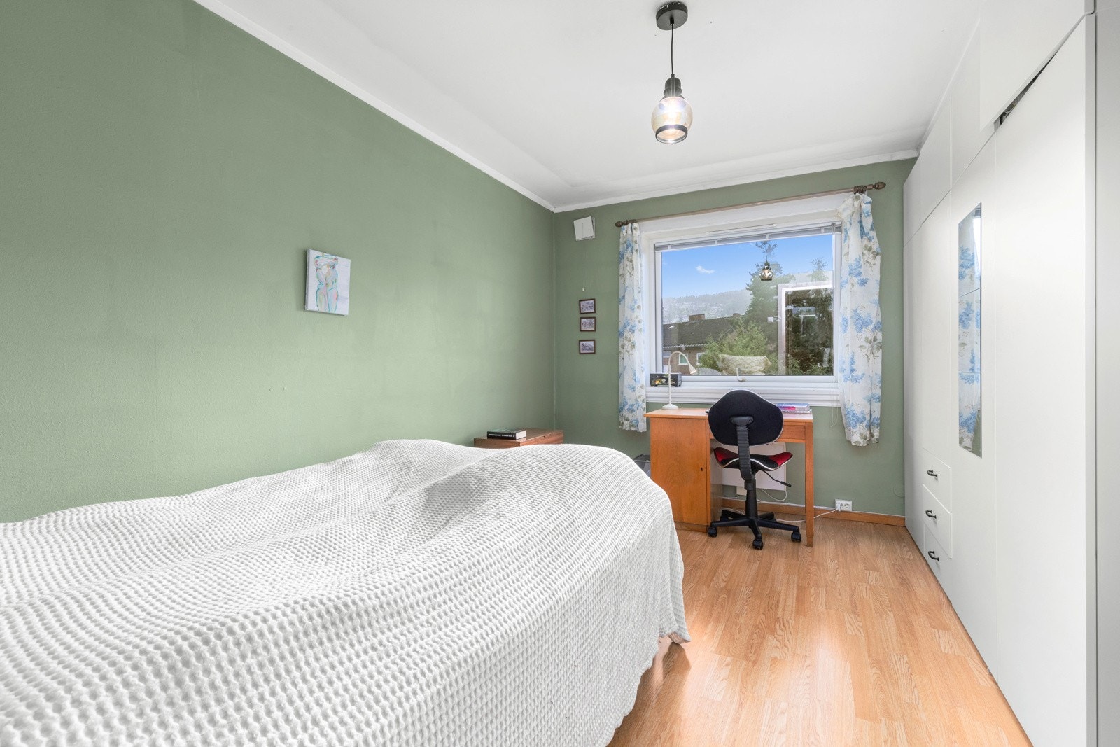 Soverommet er romslig og lyst med god vindusflate. Galleribilde