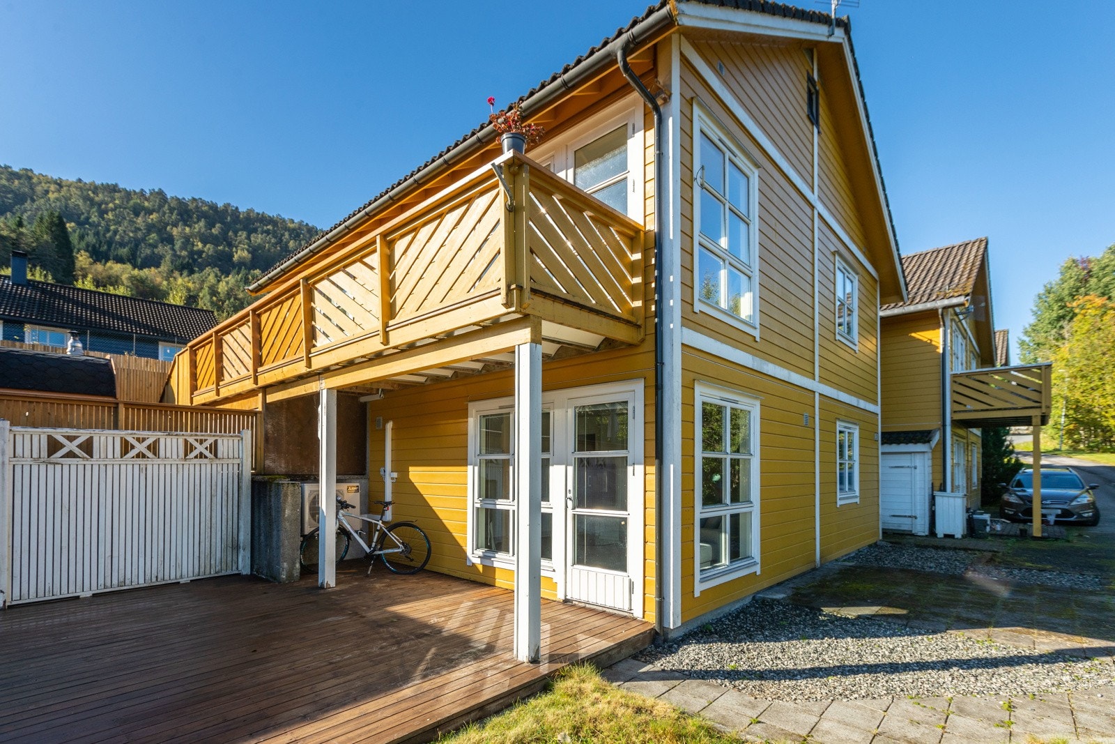 Fasade mot aust og nord. Fin og skjerma uteplass Galleribilde