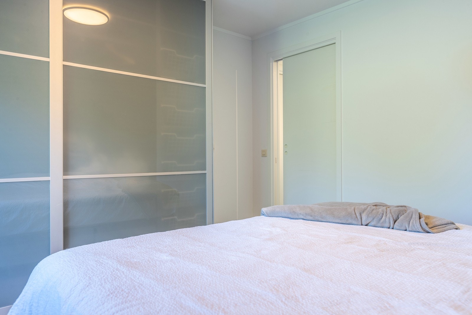 Soverom med skyvedørsgarderobe Galleribilde