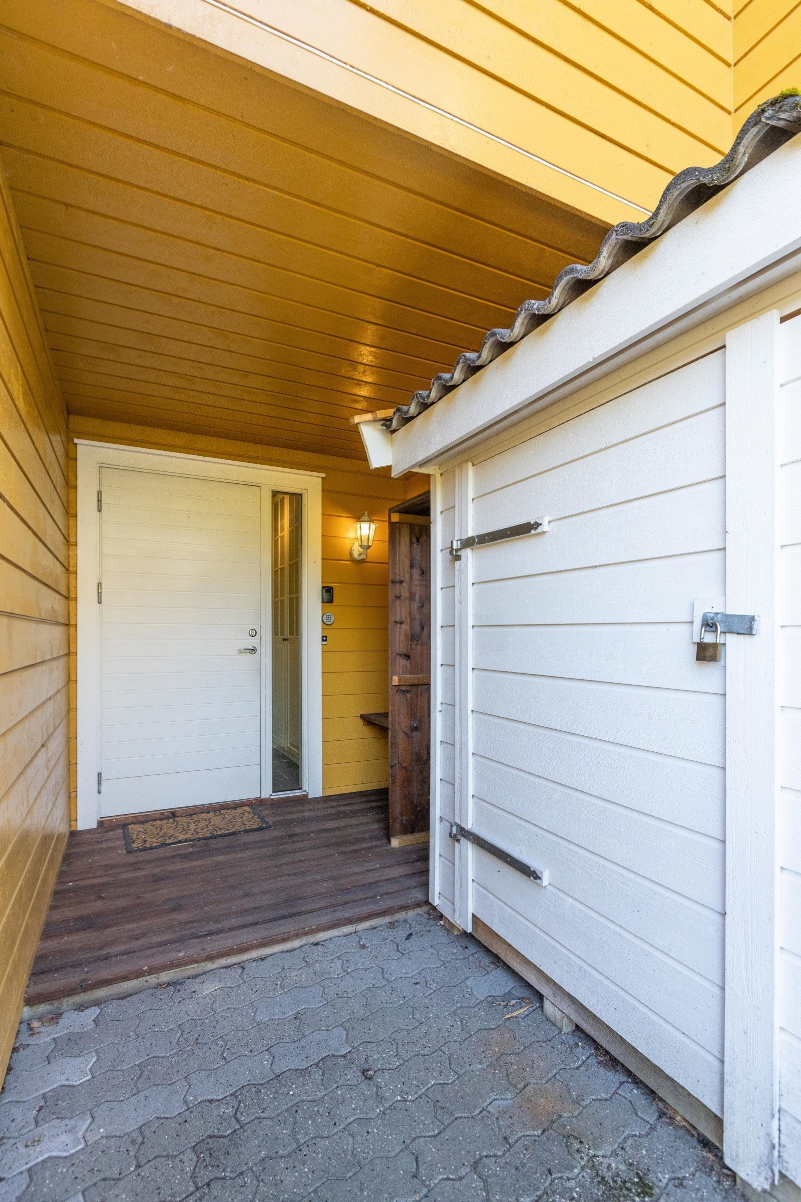 Inngangsparti og utebod Galleribilde