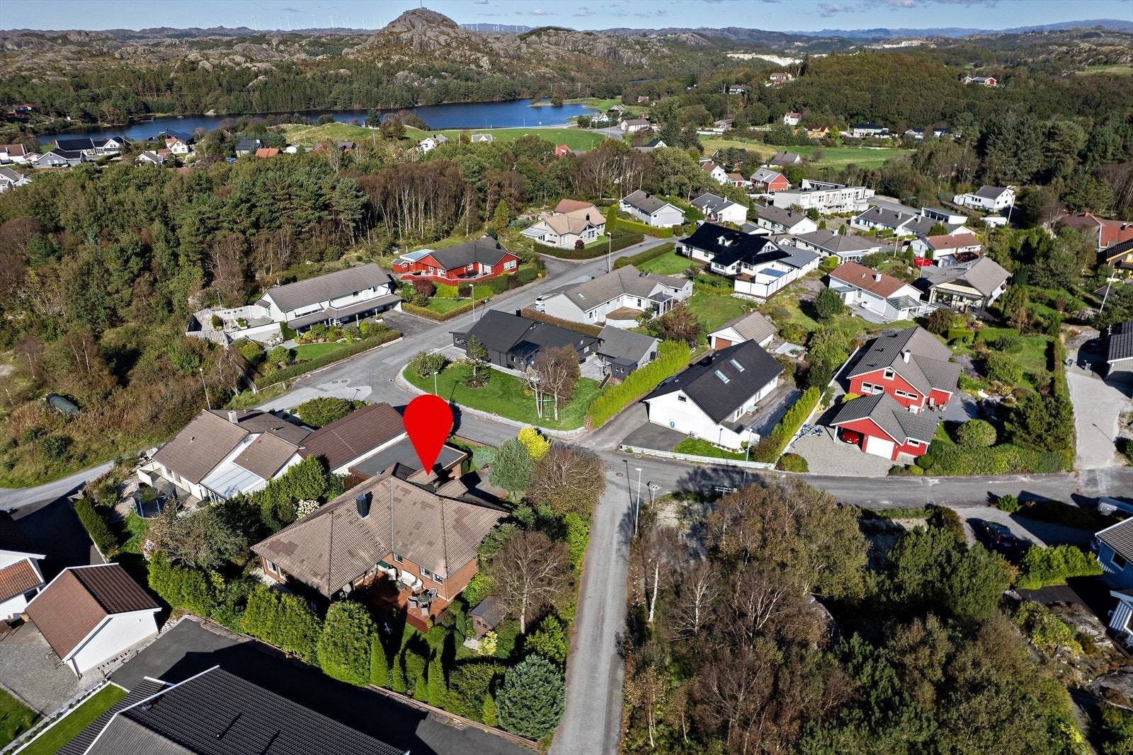 Trollkjerkeveien 3 har en flott beliggenhet i Hellvik, et fredelig og familievennlig boligområde som byr på det meste du trenger i hverdagen. Galleribilde