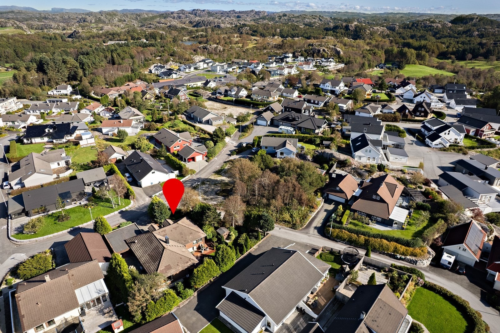 Med skole fra 1. til 10. klasse og barnehage like i nærheten, er dette et perfekt sted for barnefamilier. Idrettsanlegg og dagligvarebutikk ligger også kun en kort spasertur unna, noe som gjør det enkelt å få unna ærend og aktiviteter. Galleribilde