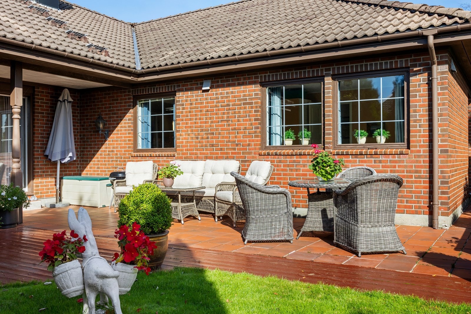 Tomten har en usjenert uteplass som er perfekt for rolige morgener med kaffekoppen eller sosiale kvelder med venner og familie. Galleribilde