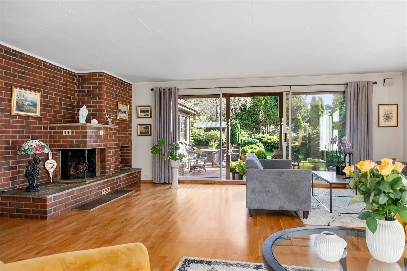 Hovedstuen har store vindusflater som gir rikelig dagslys og er naturlig samlingspunkt for familien. Galleribilde