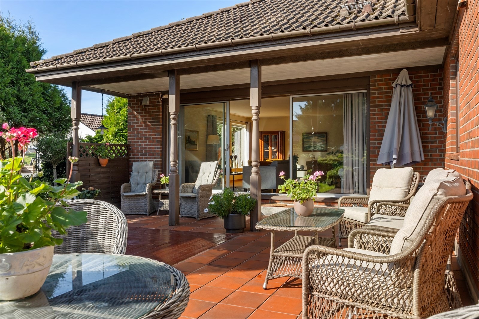 Fin uteplass med utgang fra stue. Galleribilde