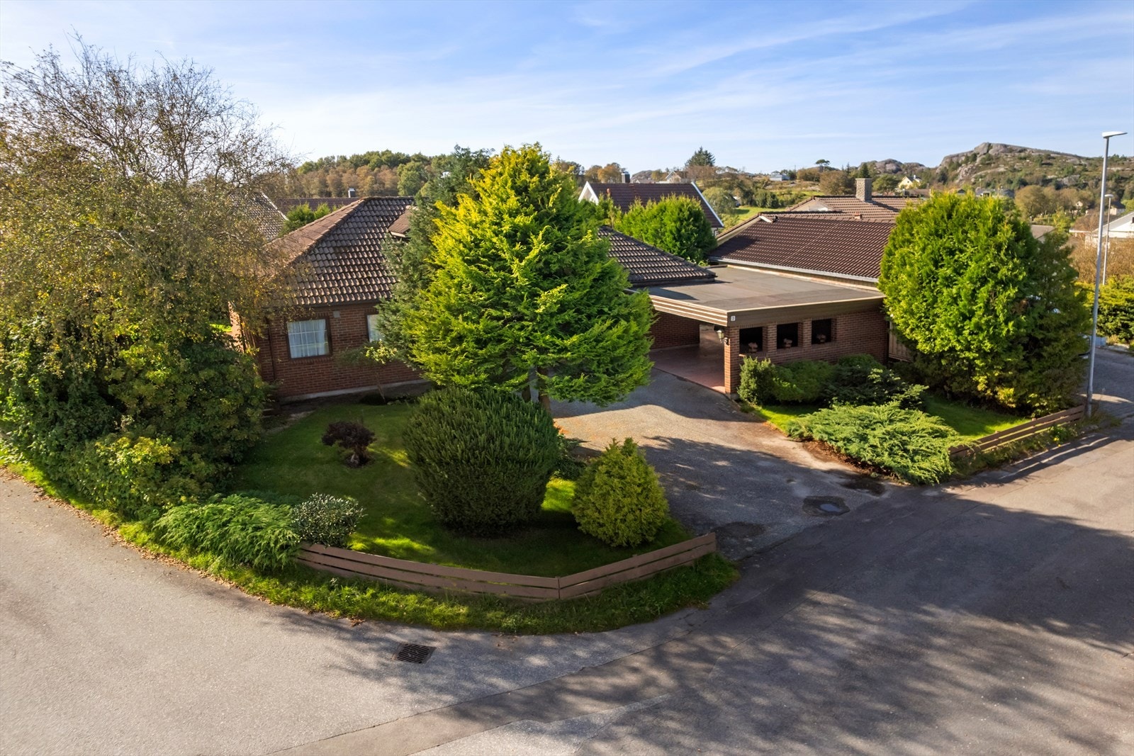 God parkering i carport og på egen tomt. Galleribilde