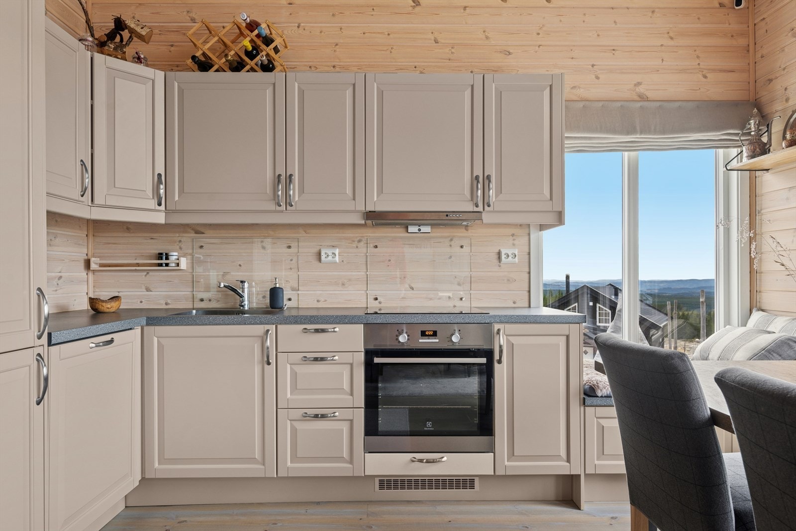 Innredning med plass for integrerte hvitevarer. Galleribilde