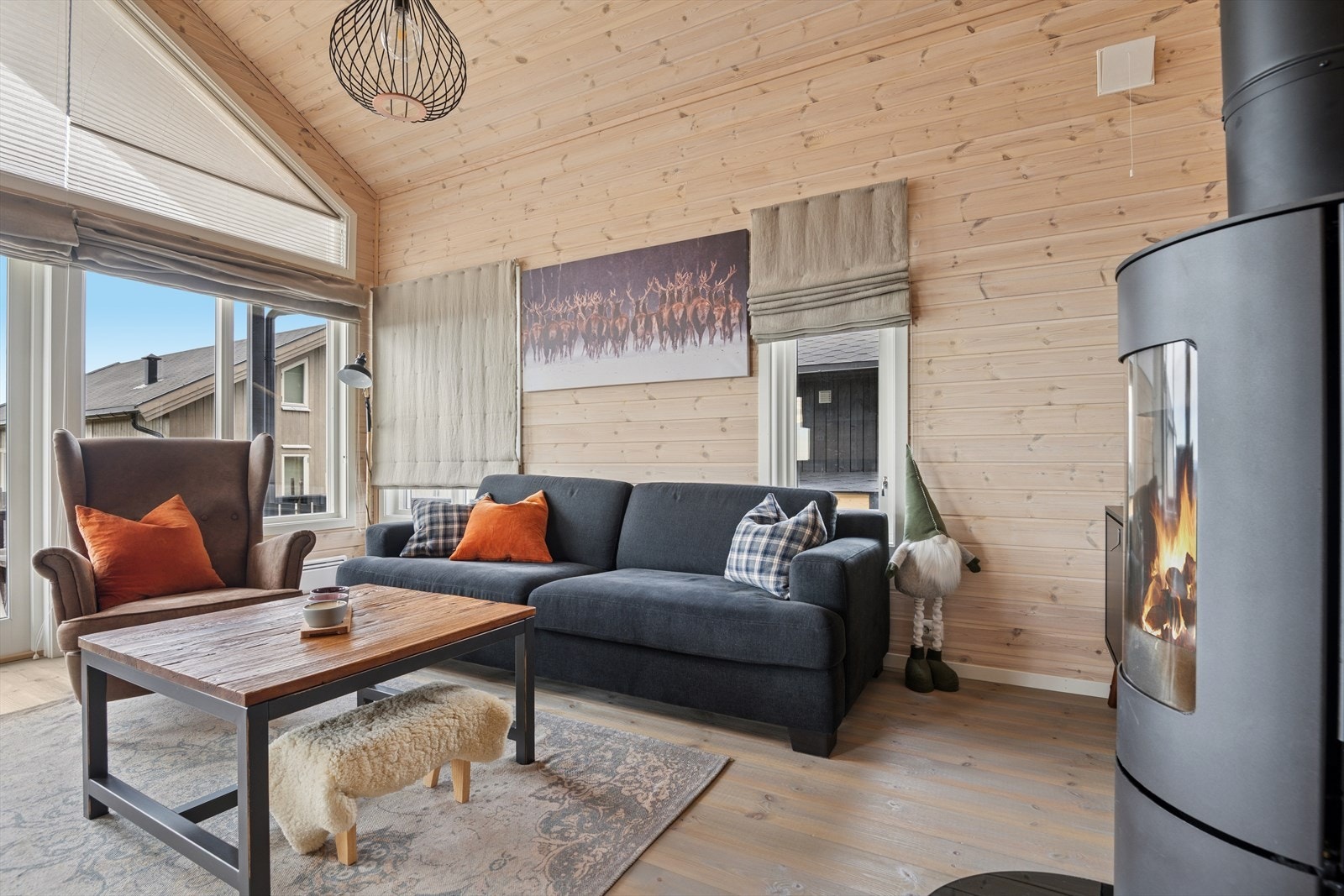 Lyse farger og store vindusflater sørger for at stuen fremstår som lys og koselig. Galleribilde