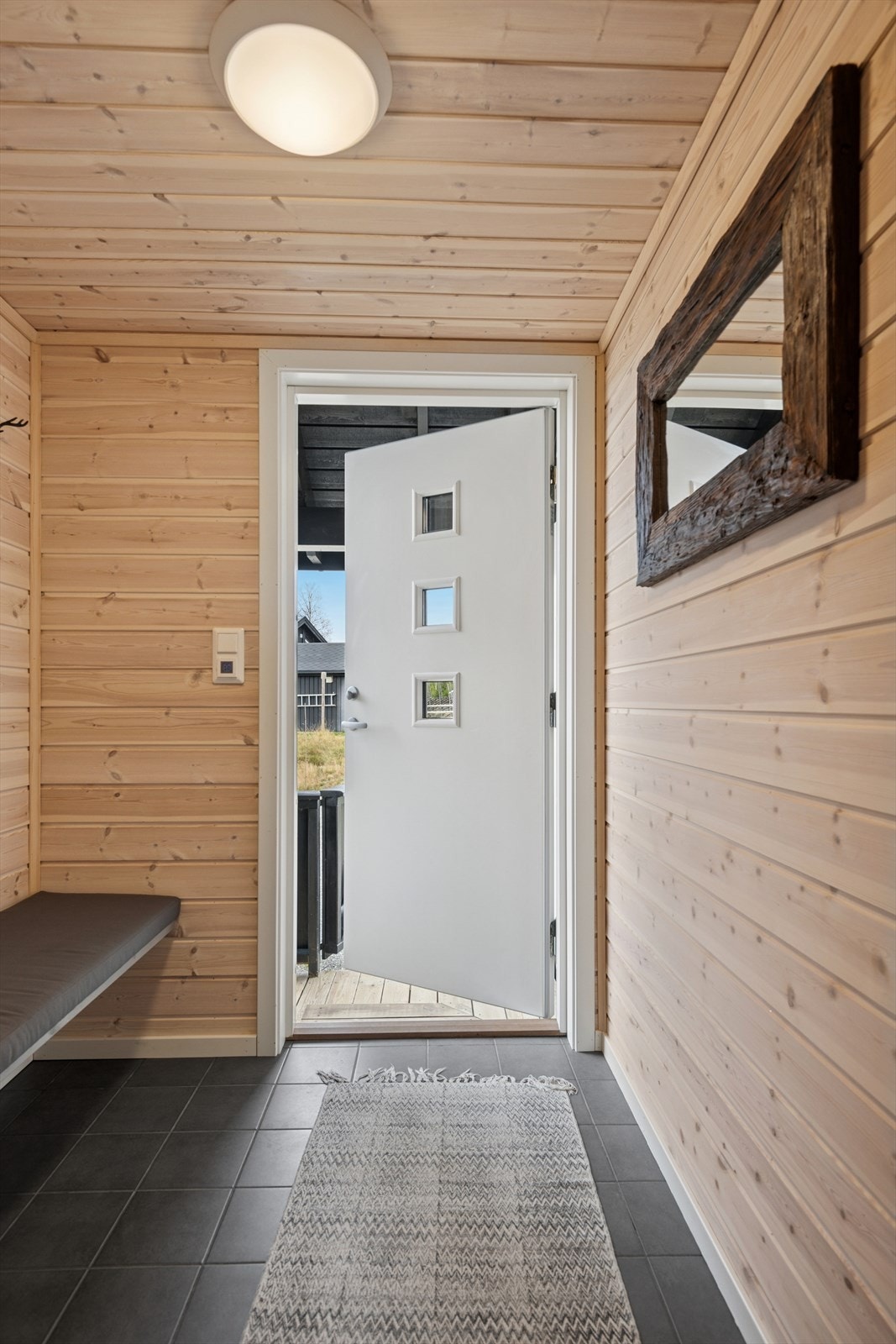 Romslig entré med behagelig gulvvarme. Galleribilde