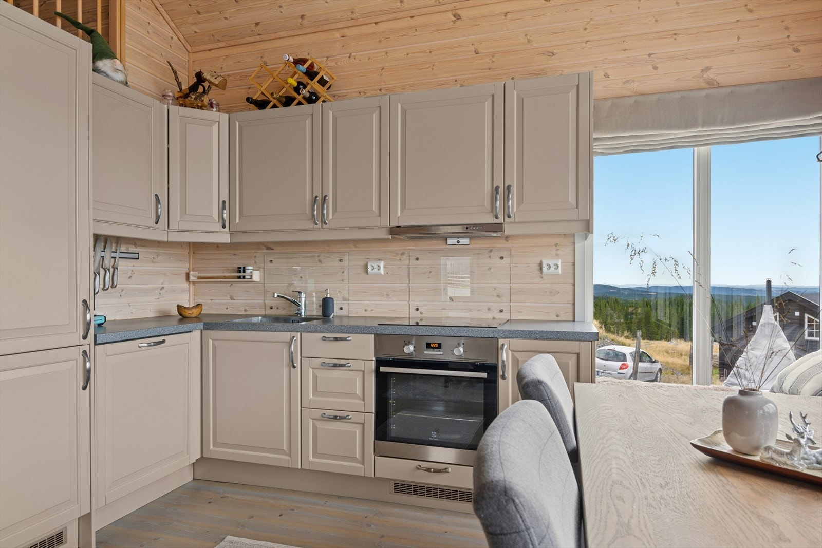 Vinduer gir rikelig med arbeidslys. Galleribilde