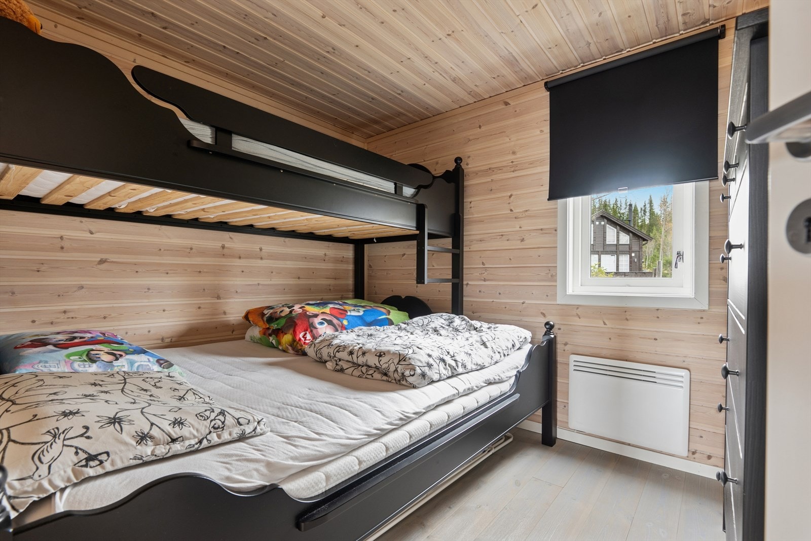 Soverom 2 med familiekøye og kommode. Galleribilde