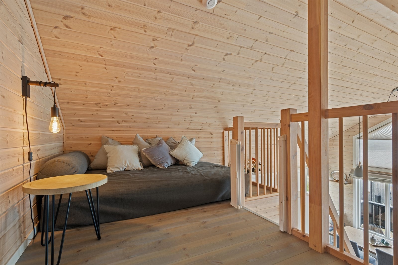 Hems med en liten stue og rom benyttet som soverom. Galleribilde