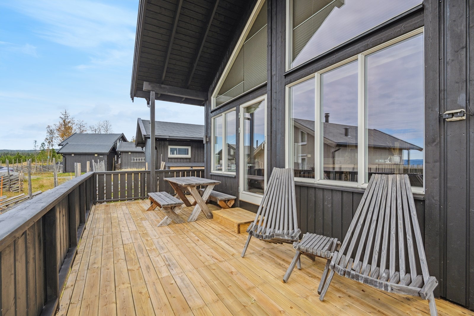 Romslig terrasse langs nord- og vestvegg. Galleribilde