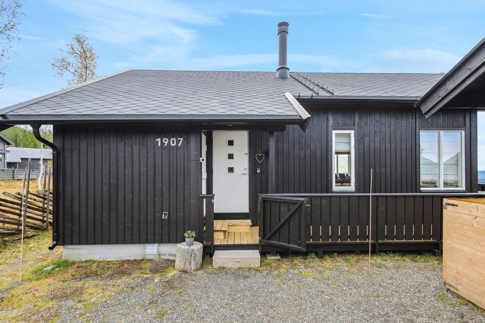 Hyggelig inngangsparti med takoverbygg. Galleribilde