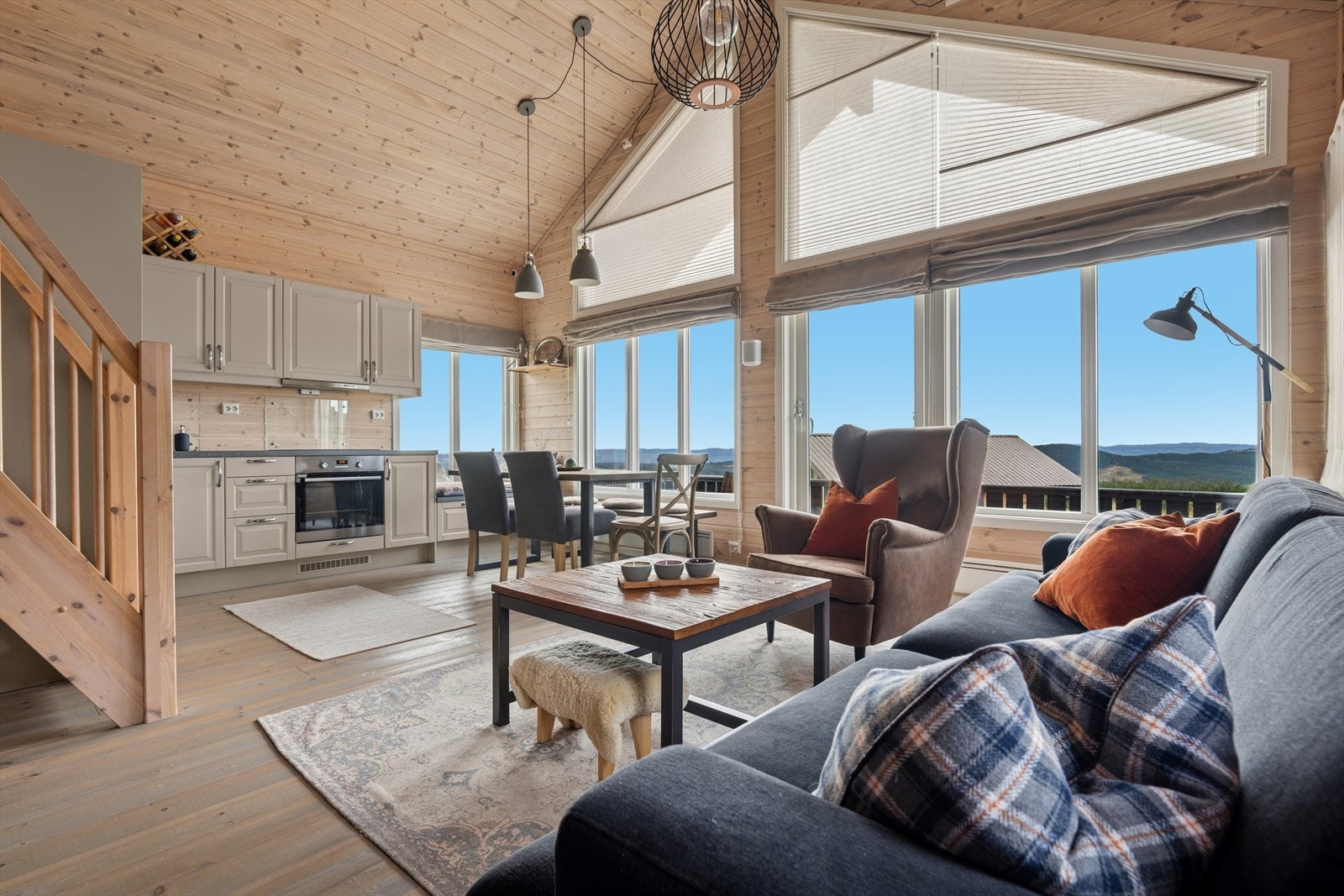 Stue/kjøkken i åpen løsning med plass for spisebord. Galleribilde