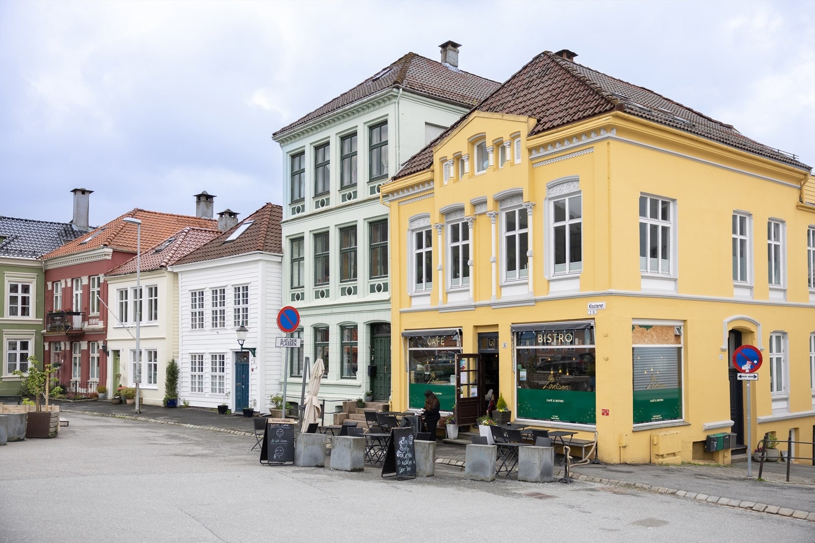Du trenger ikke gå langt for å nyte deilige spisesteder eller kaffe. Her kan du sette deg ned og nyte med en fantastisk utsikt mot vakre Fløyen. Galleribilde