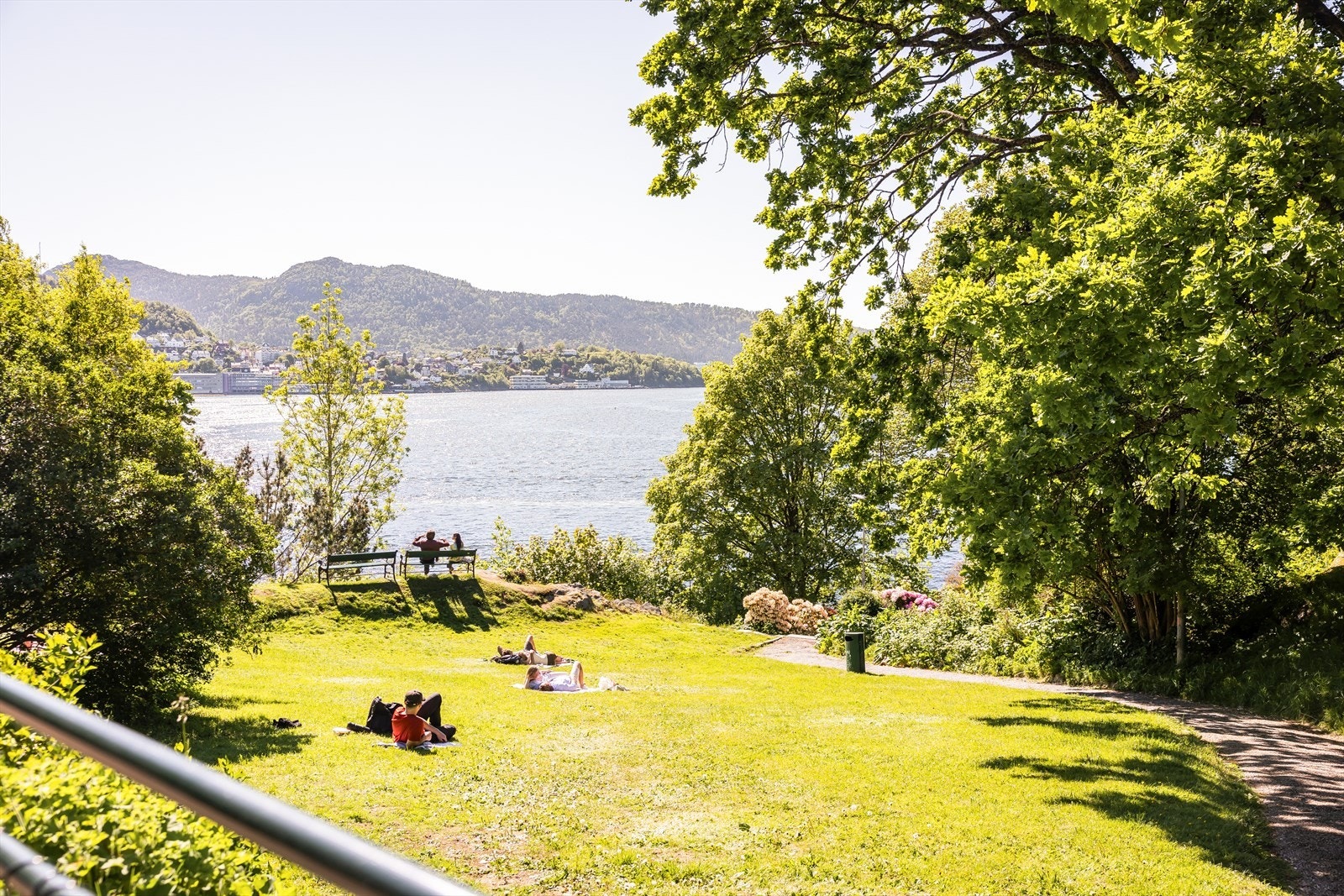 Bare et steinkast unna finner du populære attraksjoner som Akvariet, Nordnesparken, og det idylliske Nordnes Sjøbad. Galleribilde