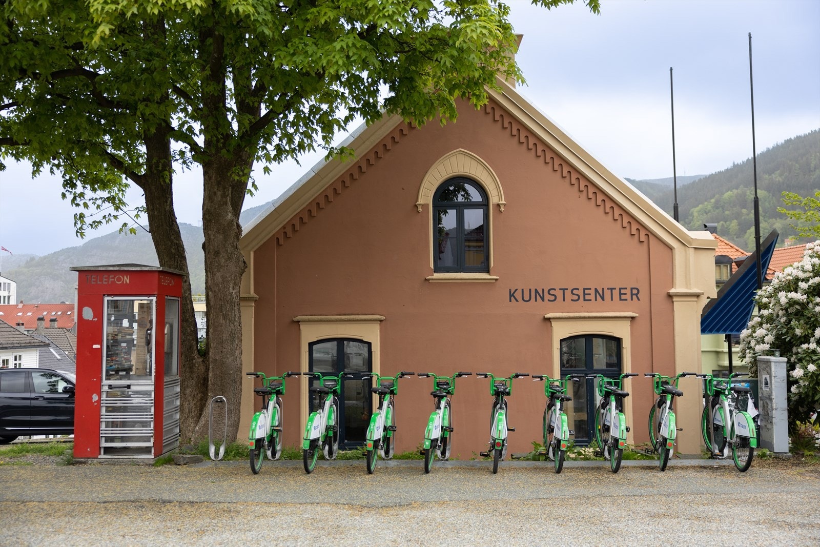 Det er likevel få minutters gange til Torgallmenningen og sentrumskjernen, hvor du finner et bredt utvalg av butikker, serveringssteder, og kulturarenaer. Galleribilde