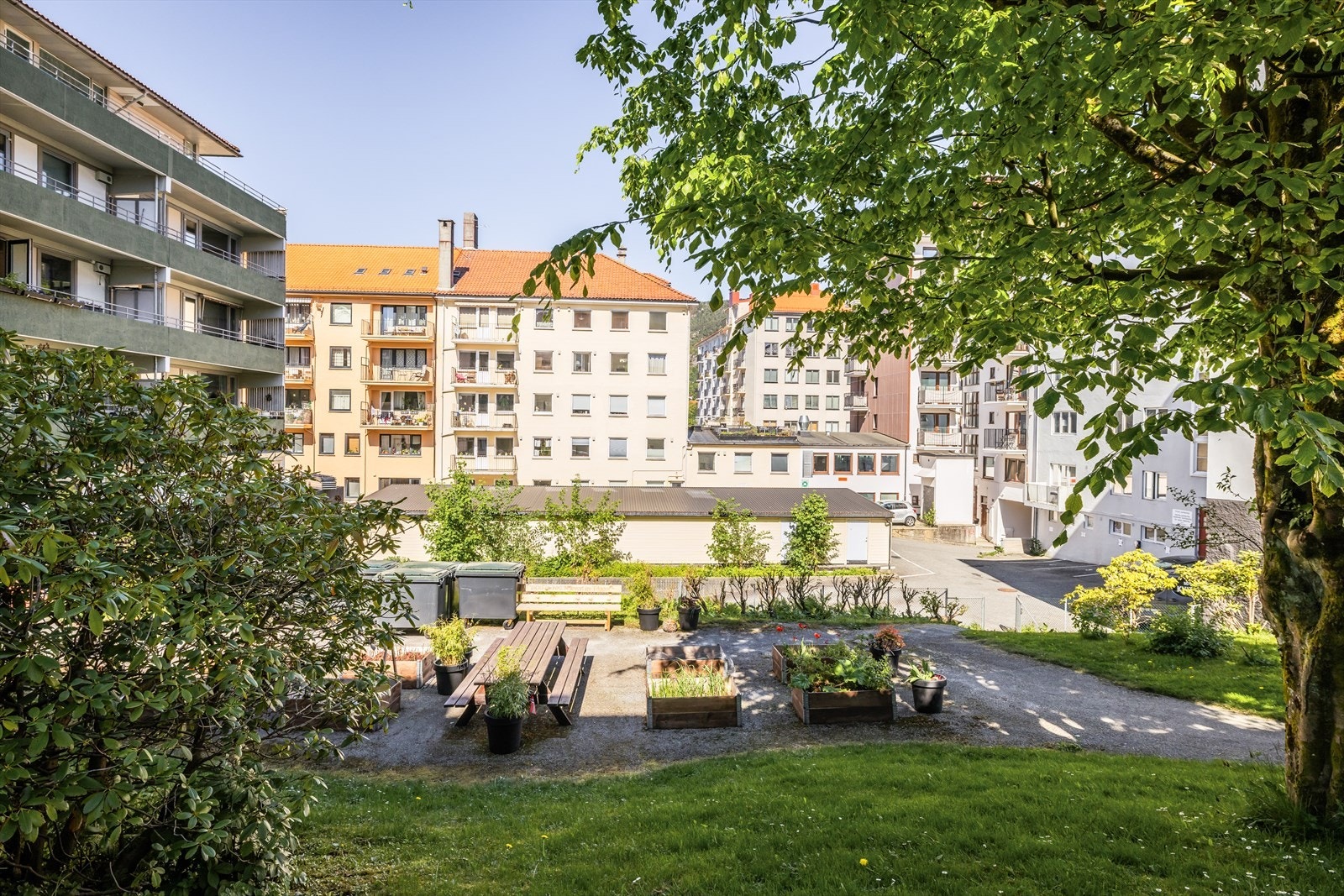 Dette er en perle i et av Bergens mest ettertraktede og sjarmerende boligområder. Her bor du i hjertet av Nordnes, omgitt av vakker og historisk trebebyggelse, karakteristisk for denne delen av byen. Galleribilde