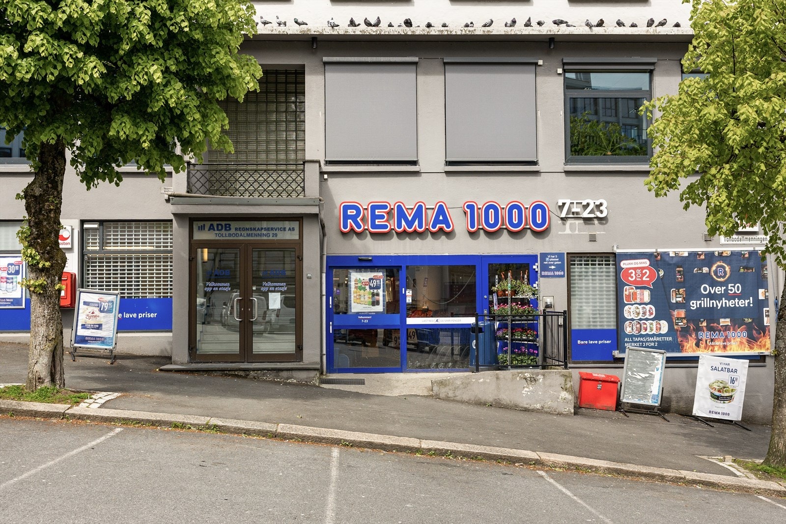 I nærområdet finner du flere dagligvarebutikker som Kiwi, Rema 1000, og Coop Extra i Gågaten. Galleribilde