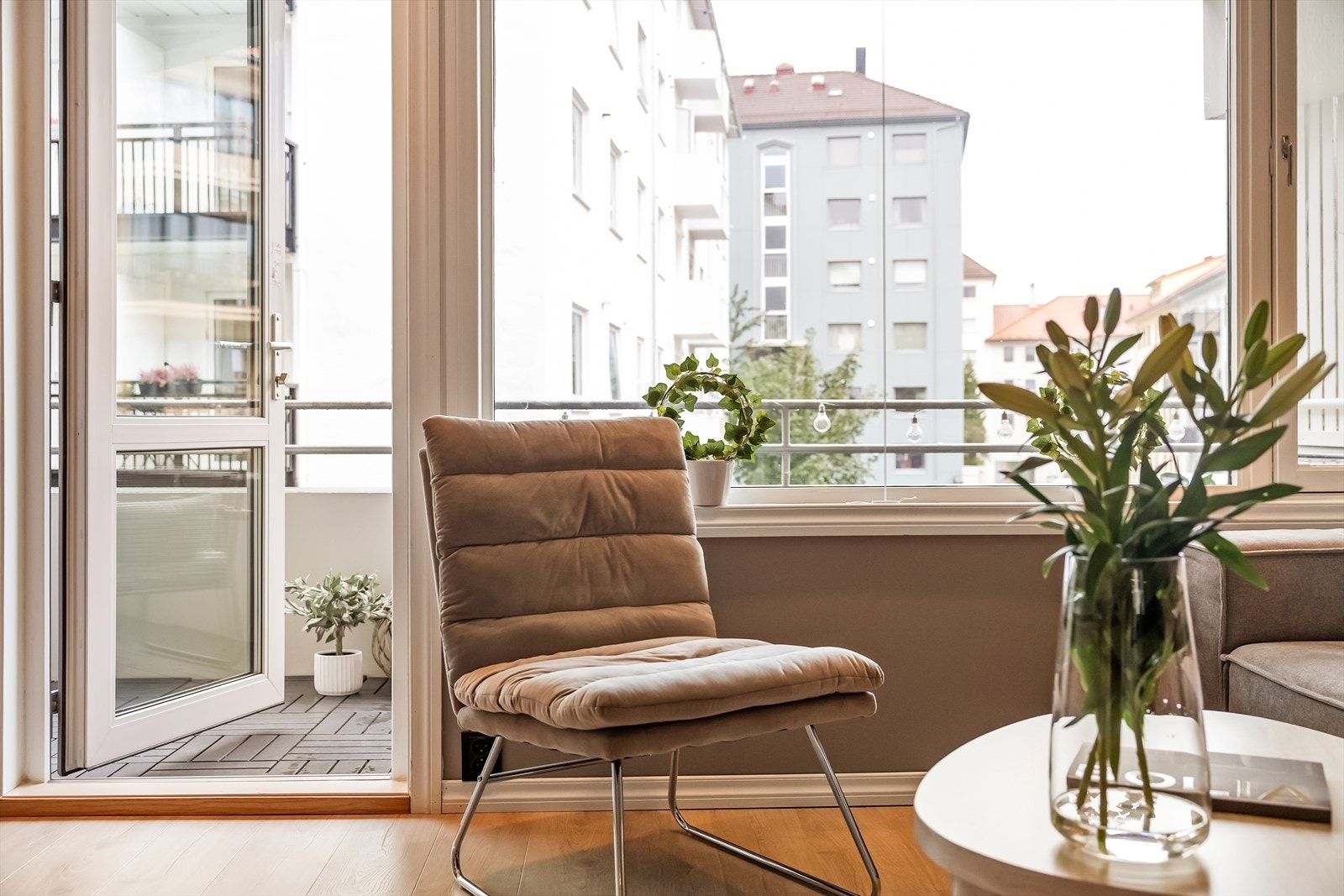 Borettslaget har kun elektrisk oppvarming av leiligheter og fellesarealer, samt varmtvann i bygget. Leiligheten har gulvvarme i gang, stue, og bad. Galleribilde