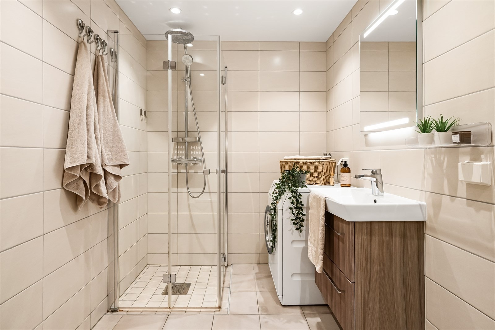 Elegant og helfliset bad i nøytrale og varme toner. Badet ble i 2018 pusset opp i regi av borettslaget. Galleribilde