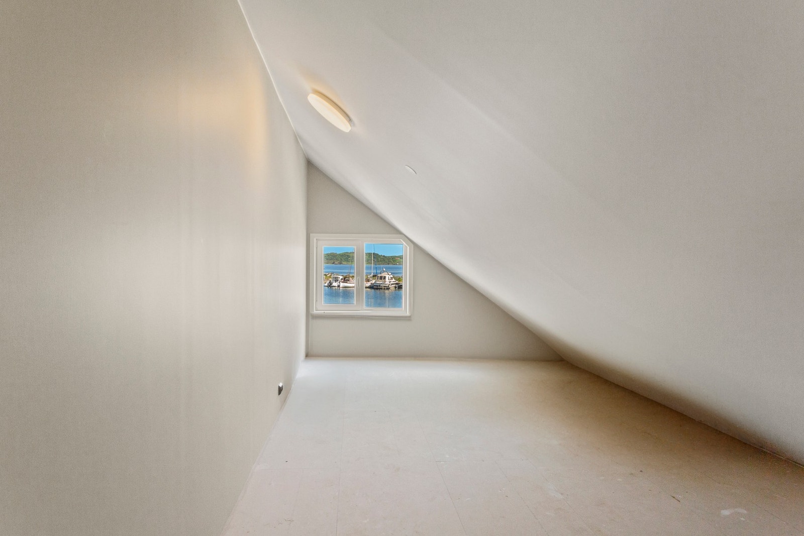 Det er gode oppbevaringsmuligheter på loftet. Galleribilde