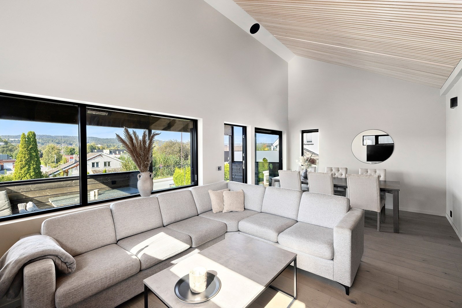 Lys og innbydende stue, god plass til stor sofagruppe. Vindusflater som gir flotte lysforhold. Galleribilde