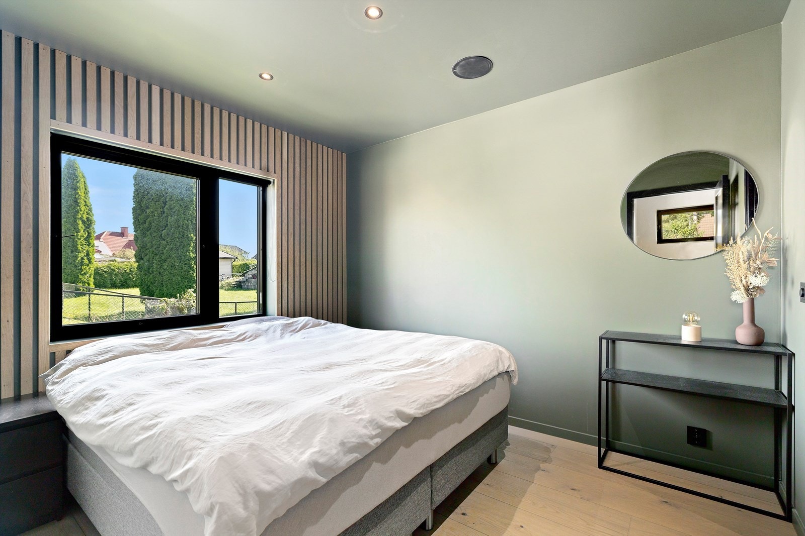 Soverom 1. Hovedsoverommet er av god størrelse, plass til dobbeltseng og øvrige møbler. Galleribilde